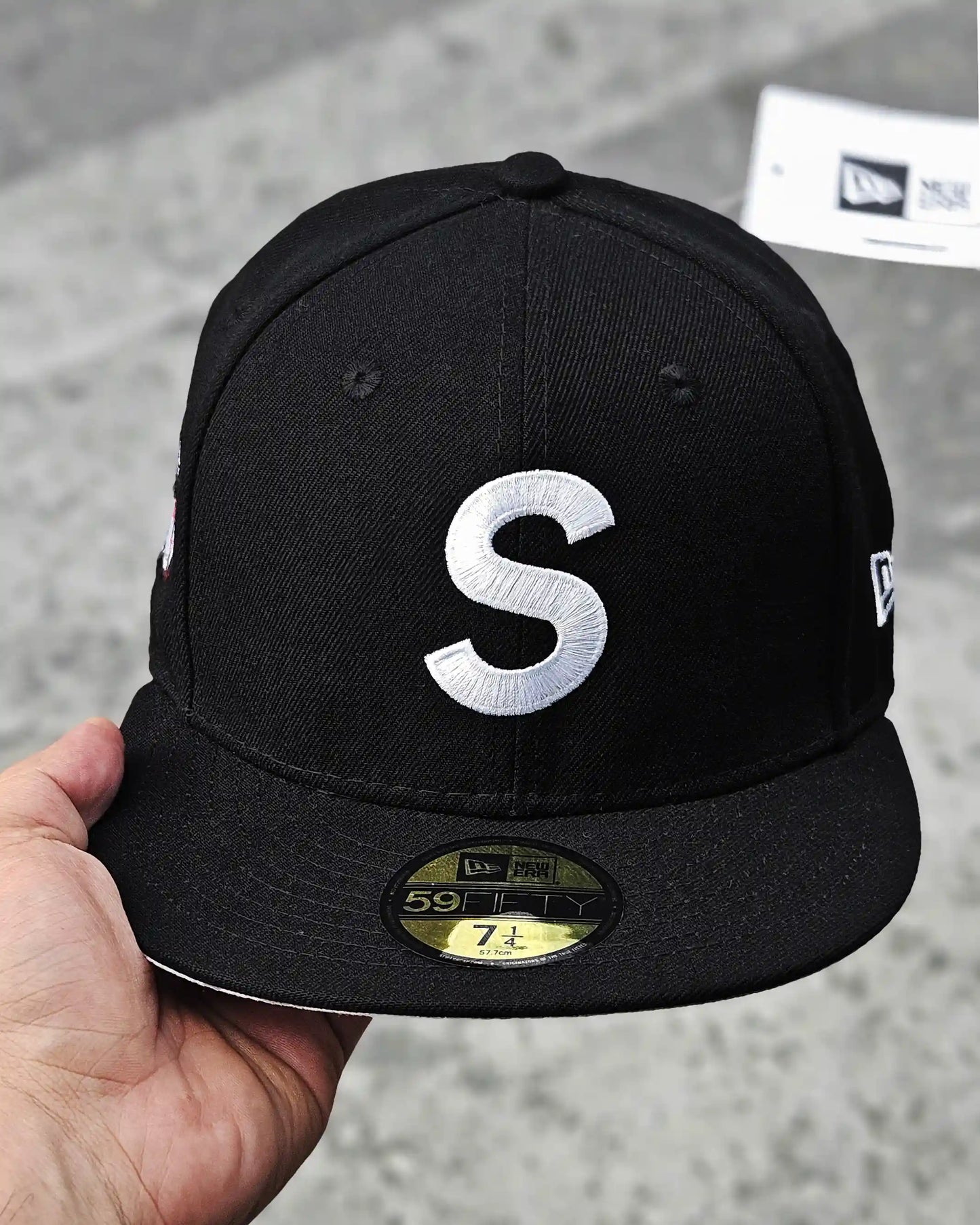 SUPREME EXCLUSIVE NEGRO BALL PIN