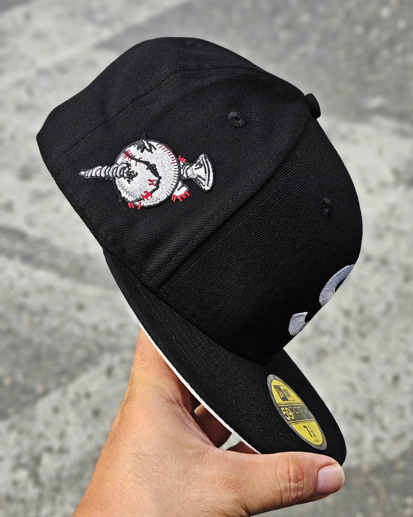 SUPREME EXCLUSIVE NEGRO BALL PIN