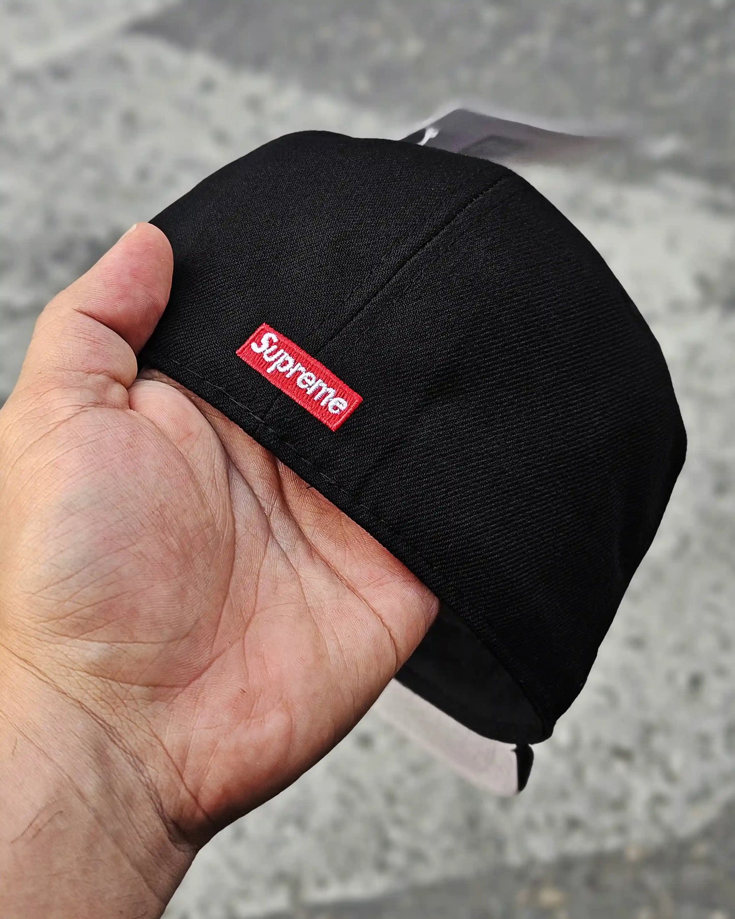 SUPREME EXCLUSIVE NEGRO BALL PIN