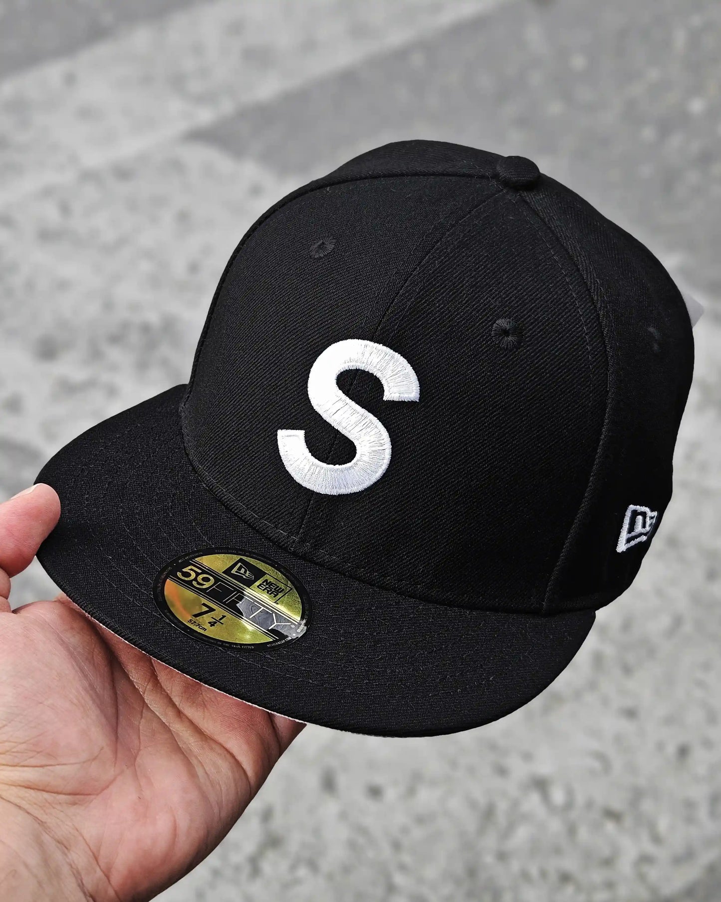 SUPREME EXCLUSIVE NEGRO BALL PIN
