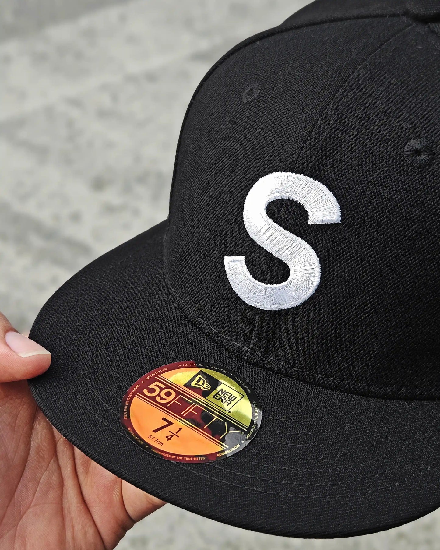 SUPREME EXCLUSIVE NEGRO BALL PIN