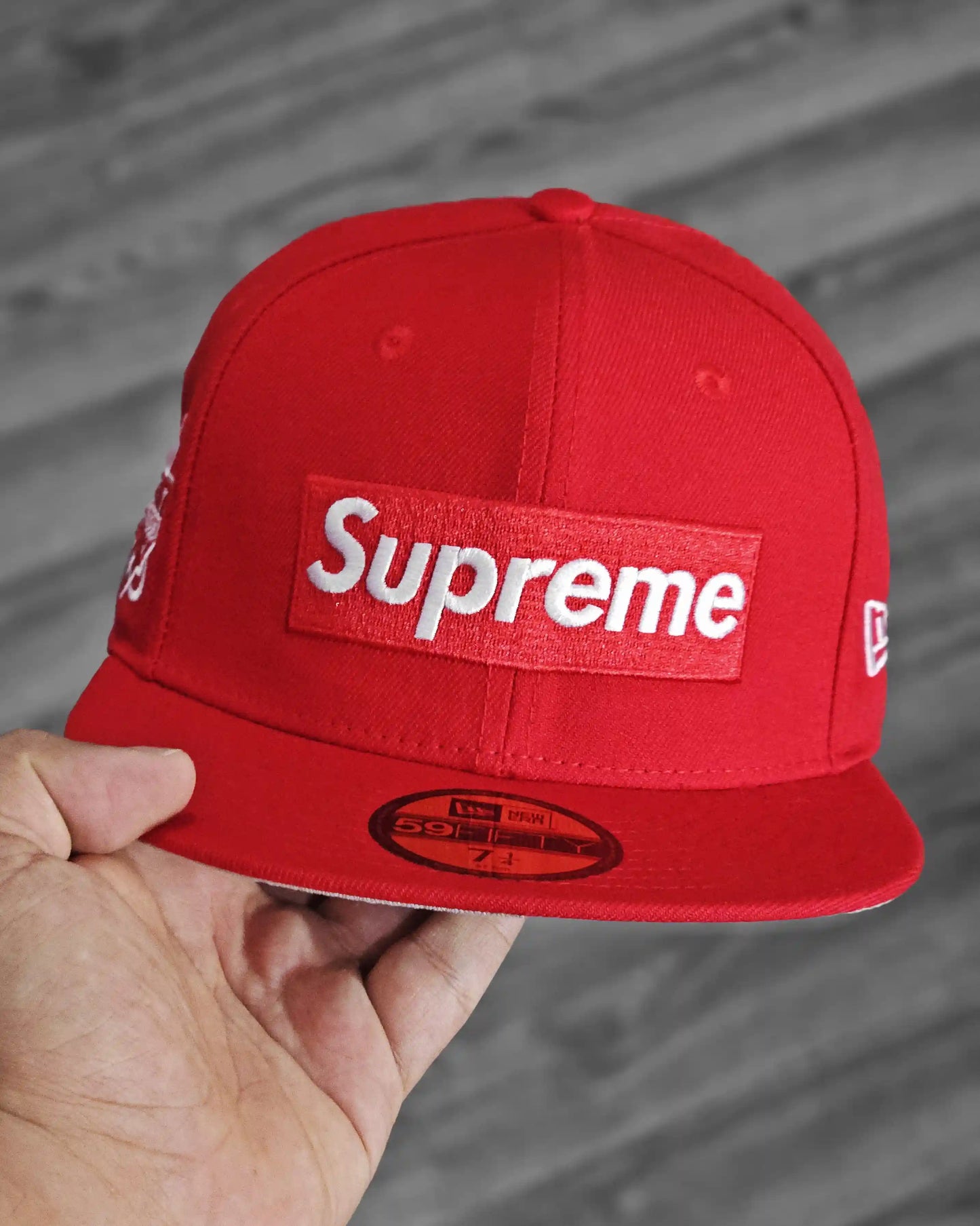 SUPREME EXCLUSIVE ROJO WORLD FAMOUS
