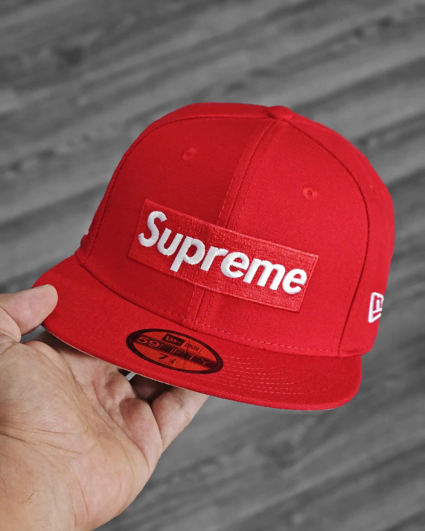 SUPREME EXCLUSIVE ROJO WORLD FAMOUS