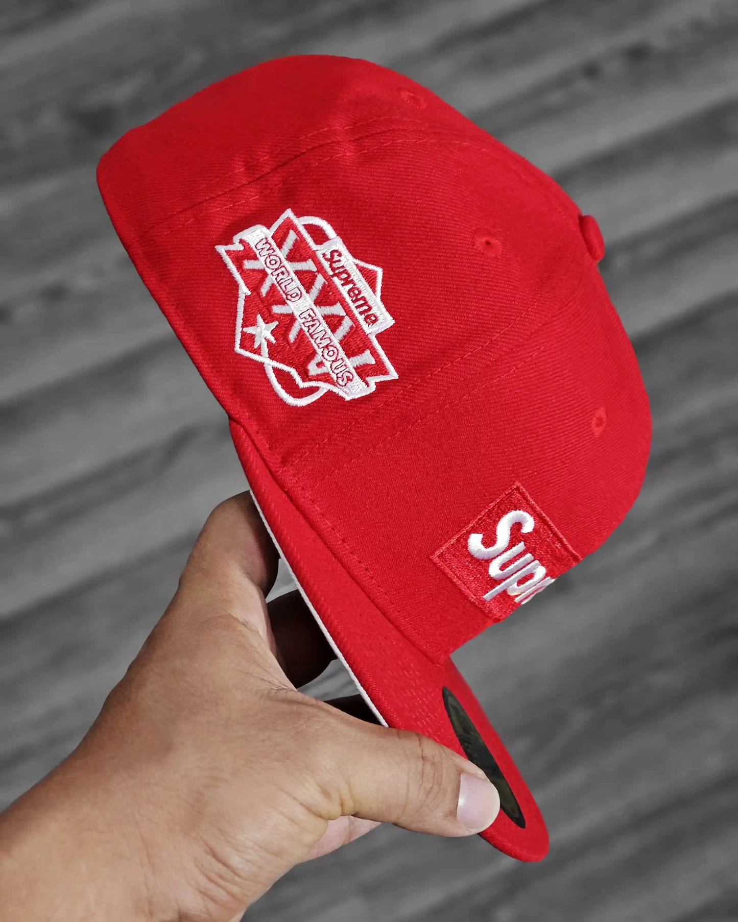 SUPREME EXCLUSIVE ROJO WORLD FAMOUS