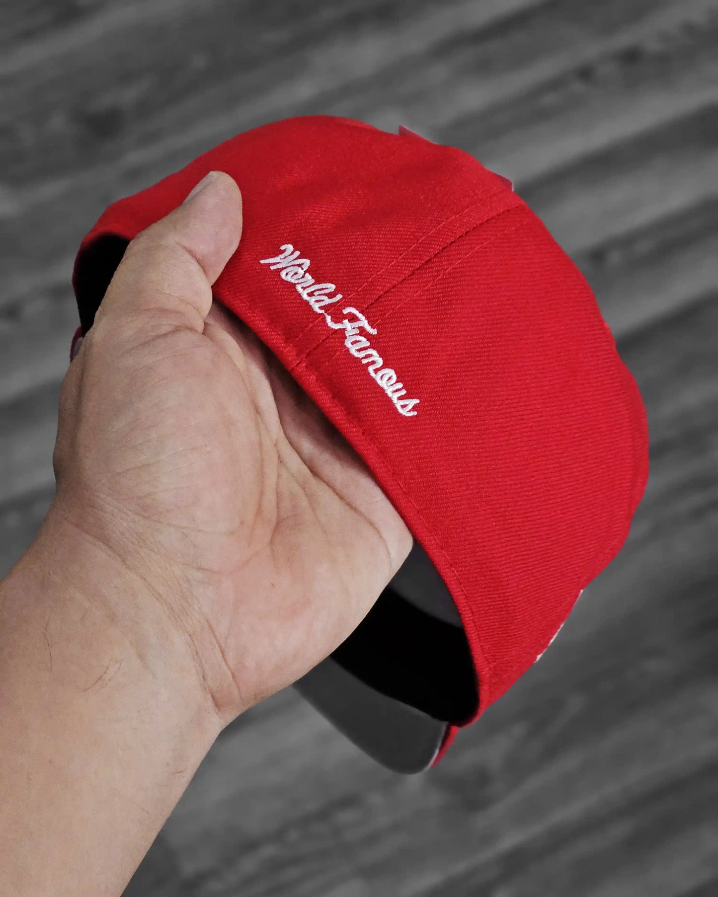 SUPREME EXCLUSIVE ROJO WORLD FAMOUS