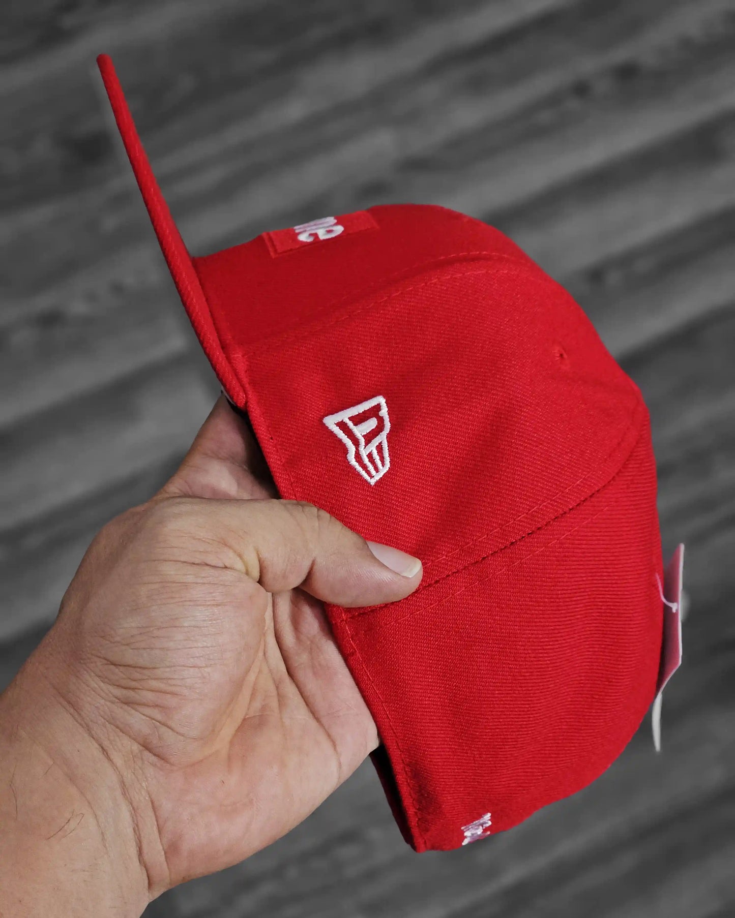 SUPREME EXCLUSIVE ROJO WORLD FAMOUS