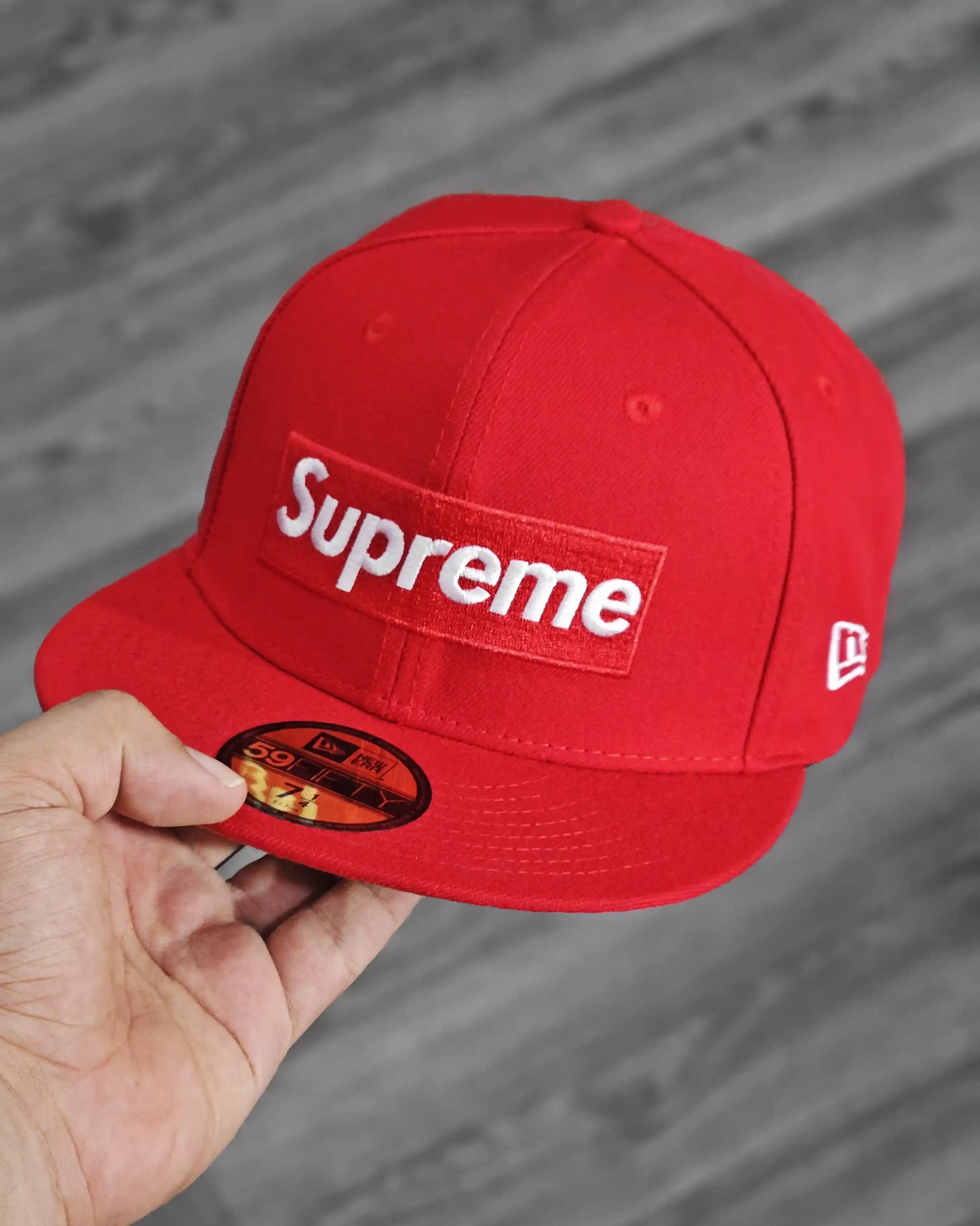 SUPREME EXCLUSIVE ROJO WORLD FAMOUS