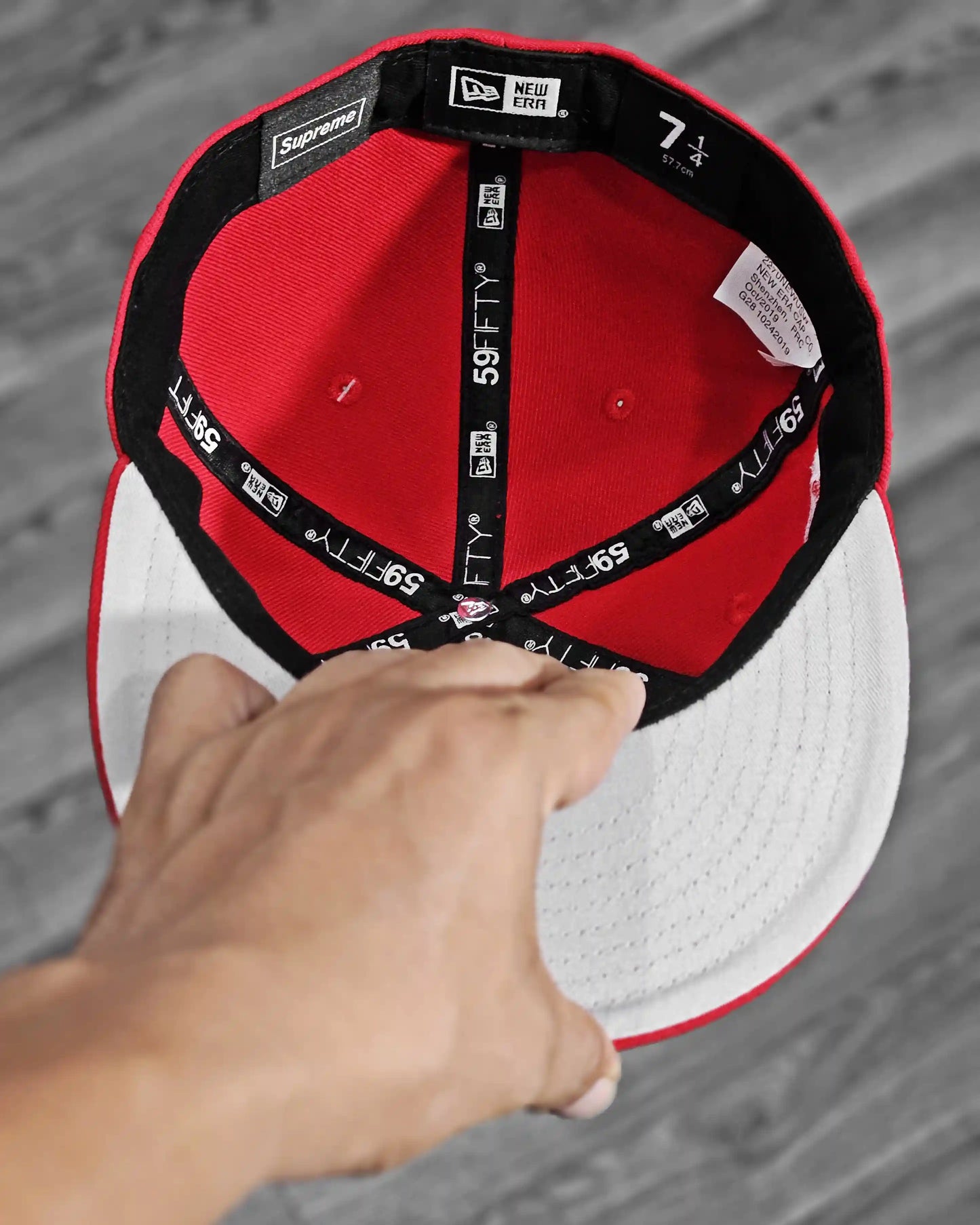 SUPREME EXCLUSIVE ROJO WORLD FAMOUS