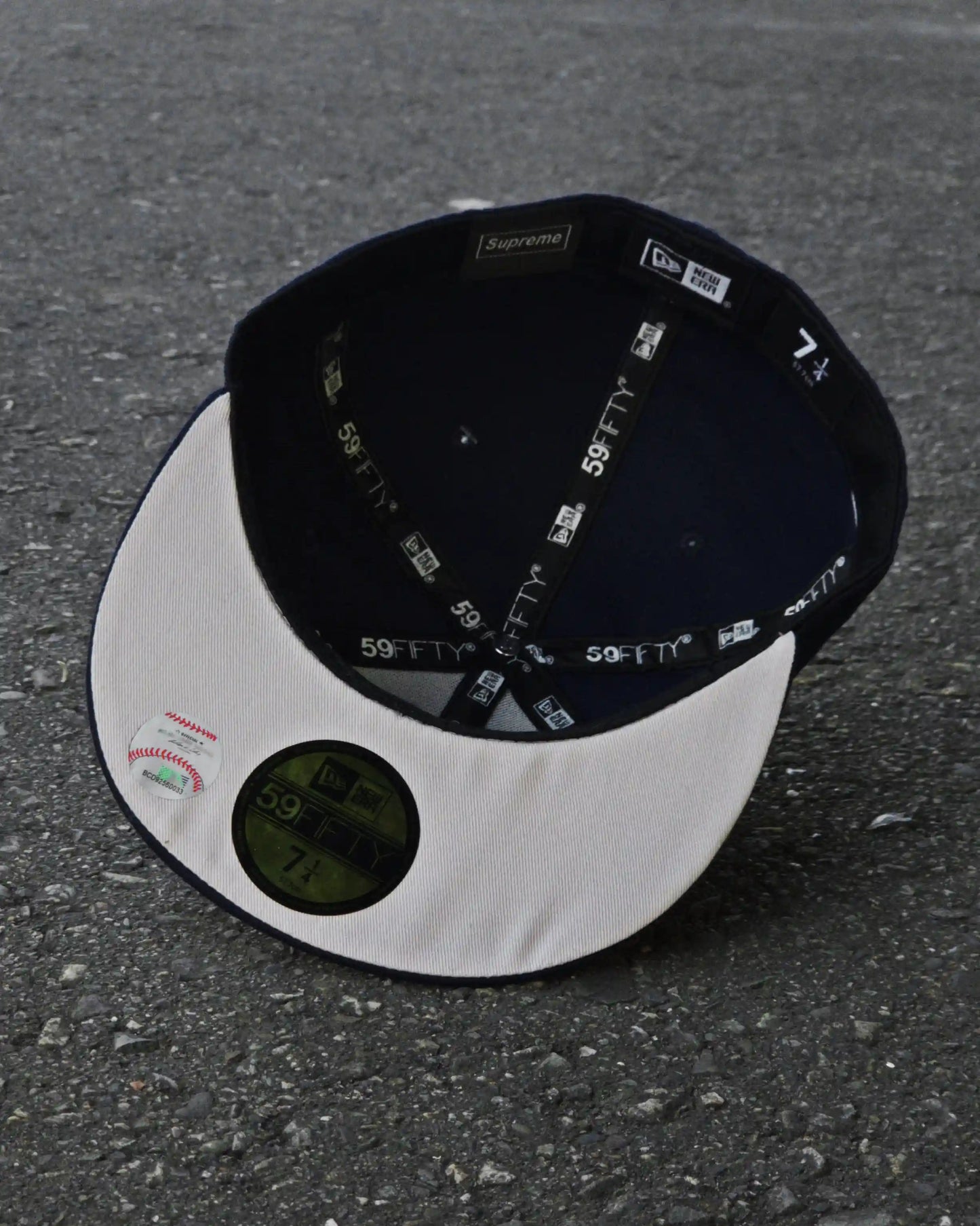 SUPREME EXCLUSIVE NAVY UNDISPUTED BOX LOGO