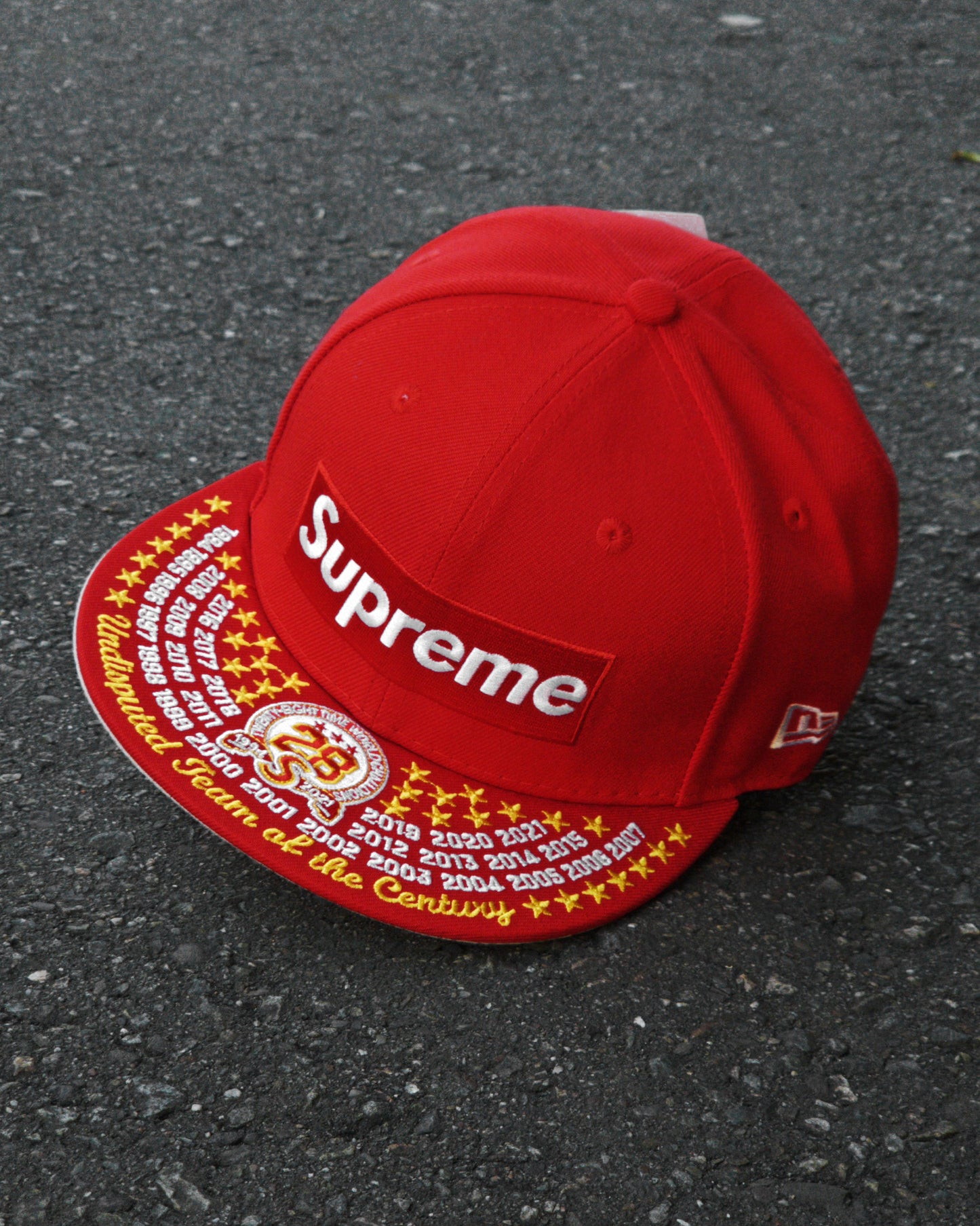 SUPREME EXCLUSIVE ROJO UNDISPUTED BOX LOGO