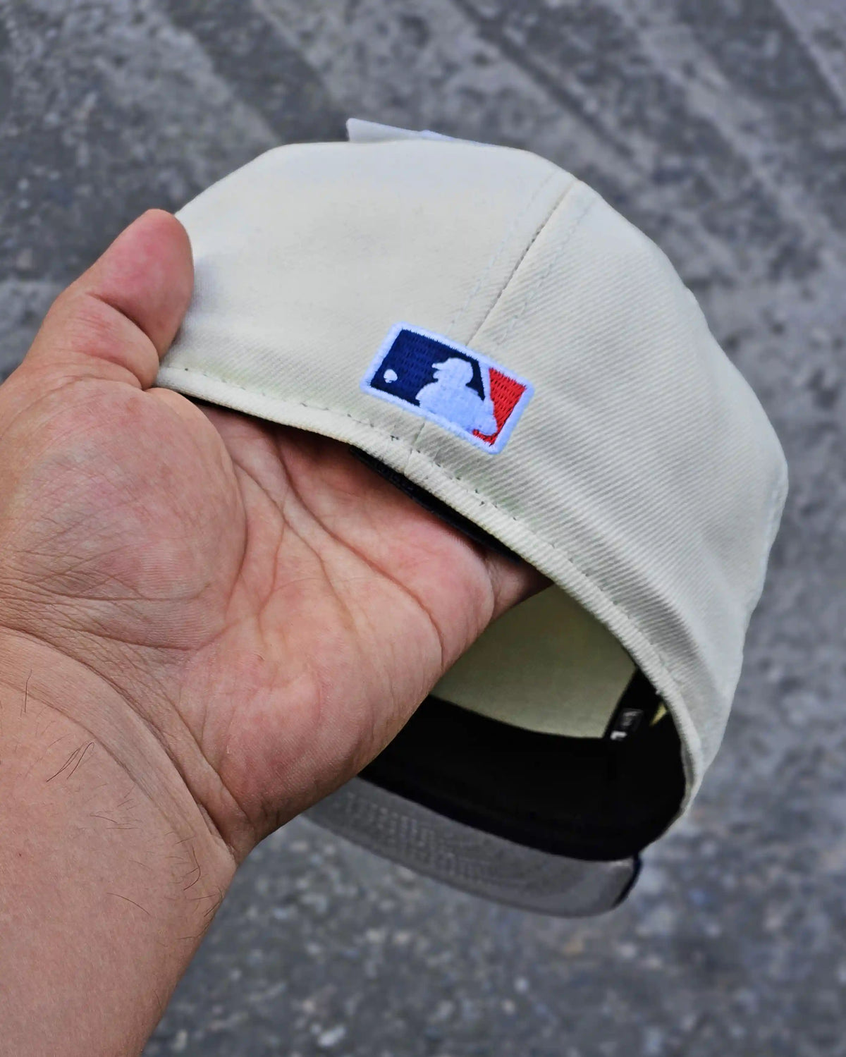 NEW YORK YANKEES BEIGE CHAMPIONS 2000 VISOR NAVY