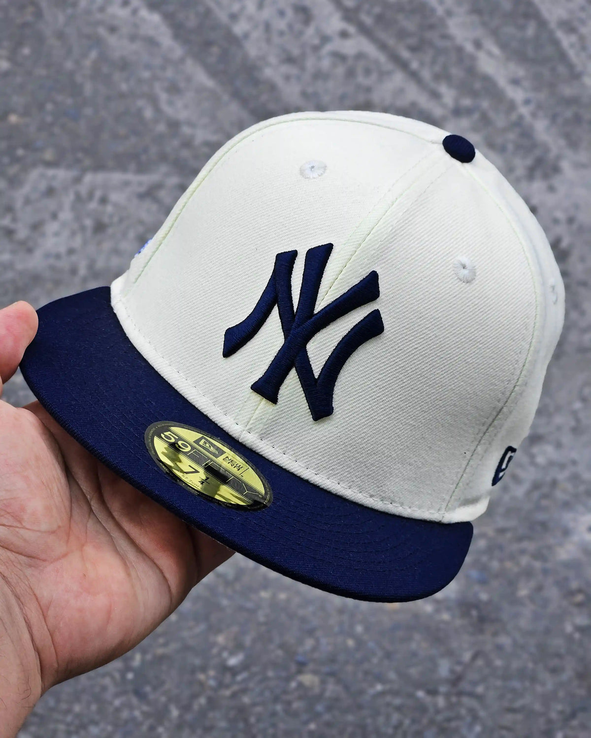 NEW YORK YANKEES BEIGE CHAMPIONS 2000 VISOR NAVY
