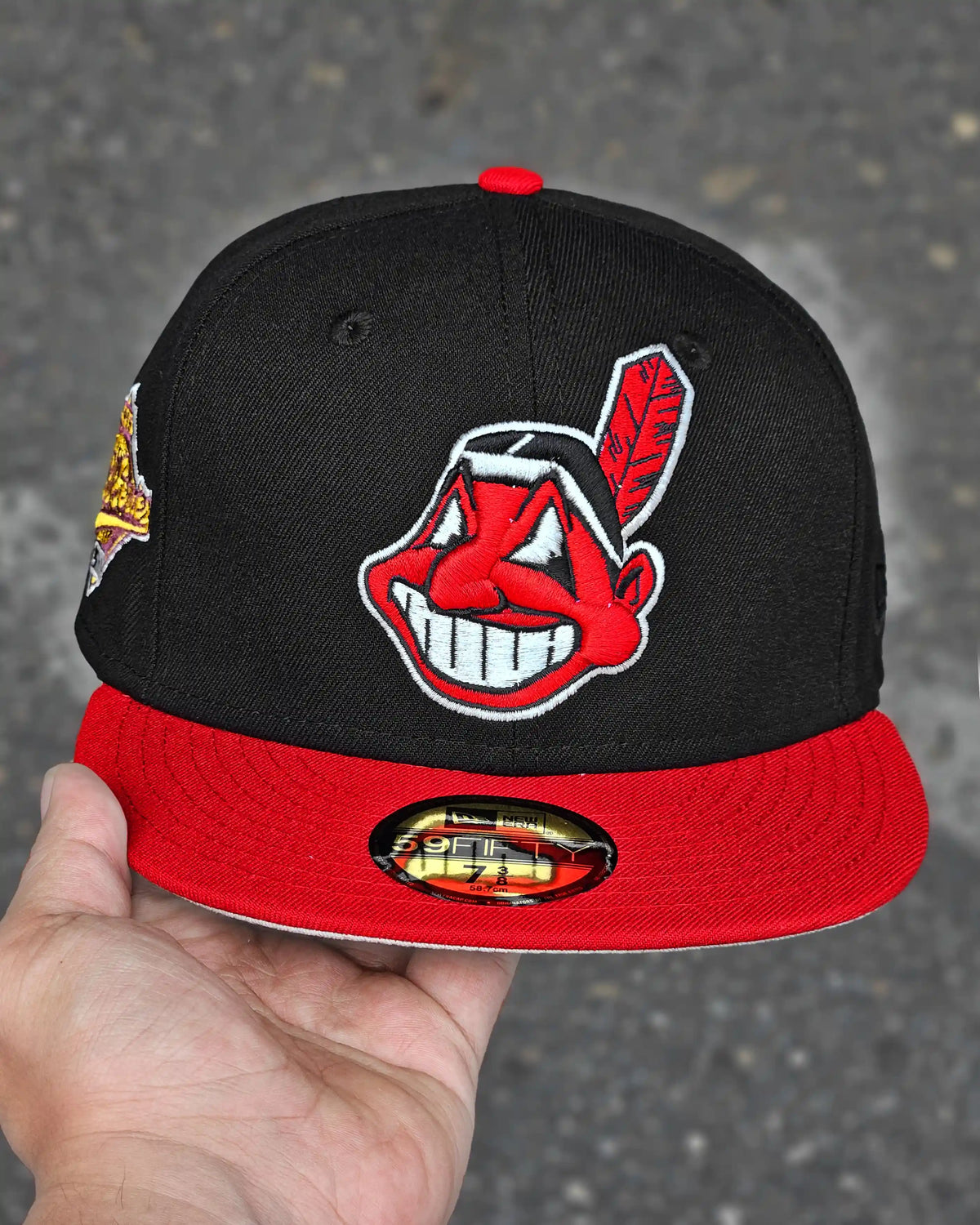 CLEVELAND INDIANS NEGRO VISOR ROJO BIG LOGO