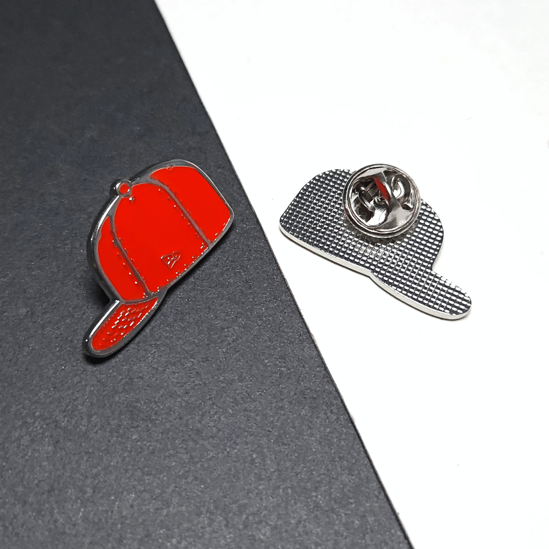 PIN NEW ERA GORRA ROJO LOGO