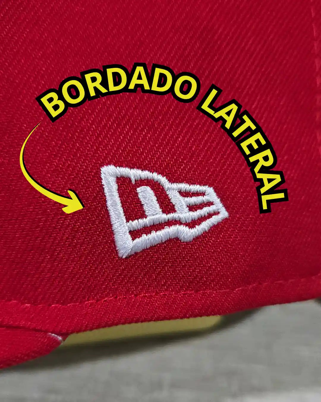 Detalle lateral bordado para un acabado completo.