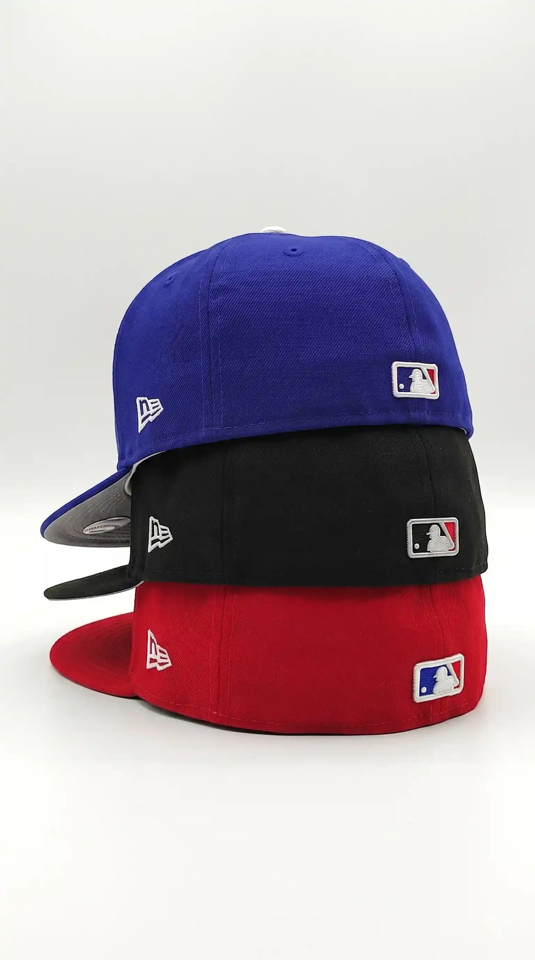 Comparativa: gorra cerrada bien puesta vs mal puesta — la talla importa