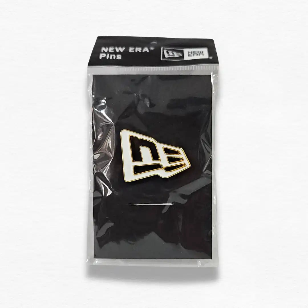 PIN NEW ERA FLAG BLANCO LOGO