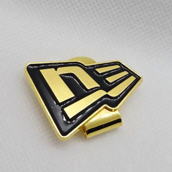 PIN NEW ERA FLAG DORADO LOGO VISOR