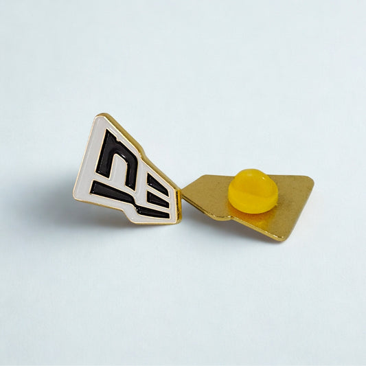 PIN NEW ERA FLAG NEGRO LOGO