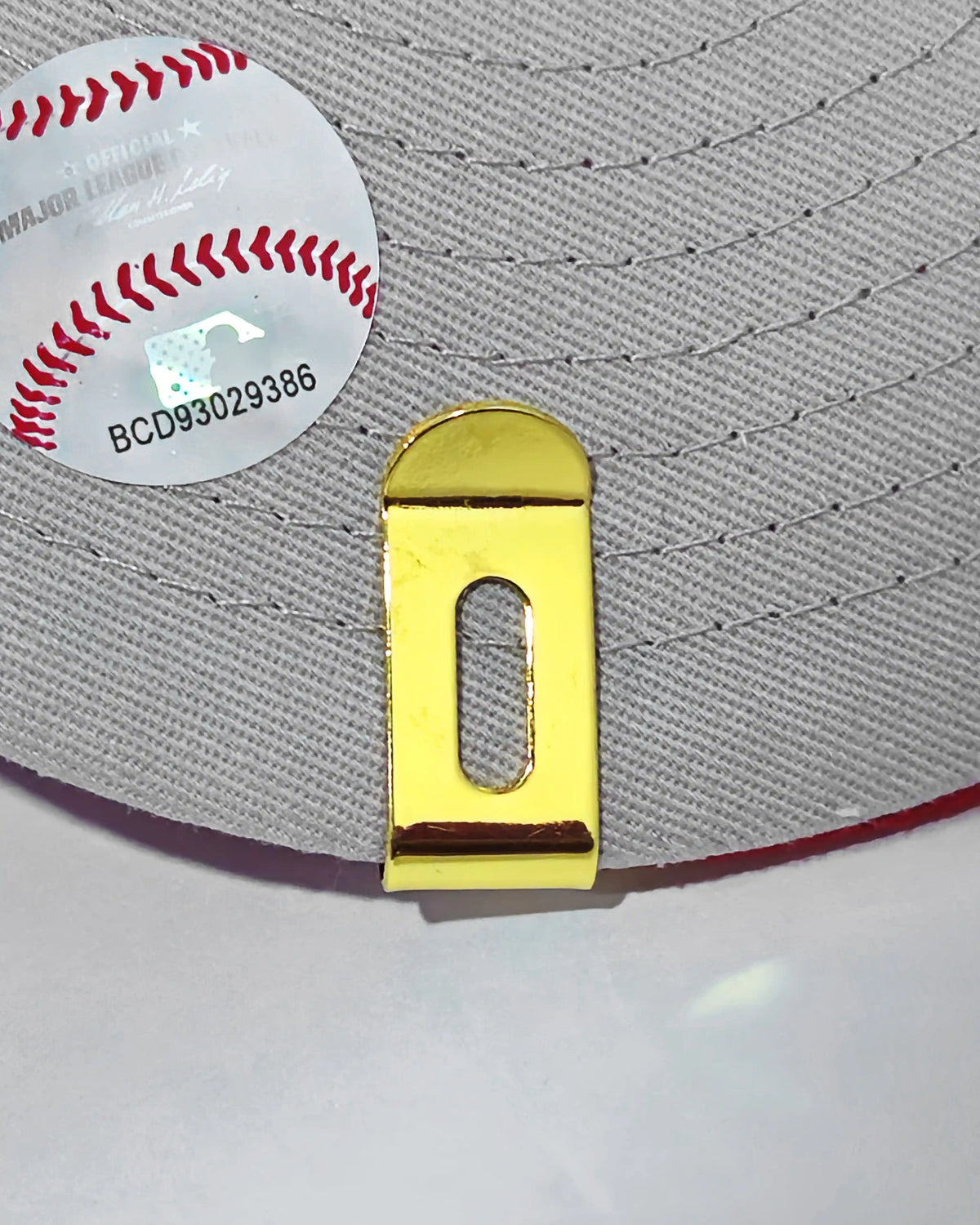 PIN NEW ERA FLAG DORADO LOGO VISOR