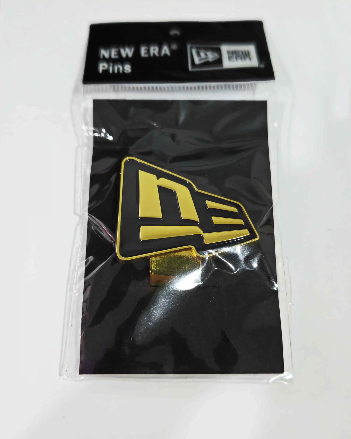 PIN NEW ERA FLAG DORADO LOGO VISOR
