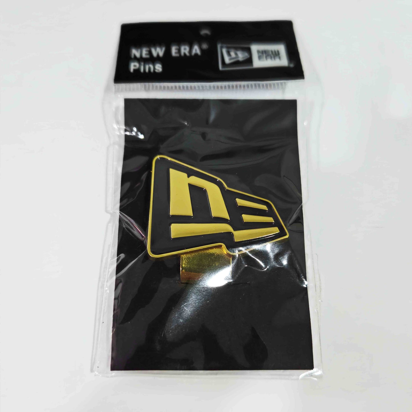 PIN NEW ERA FLAG NEGRO LOGO VISOR