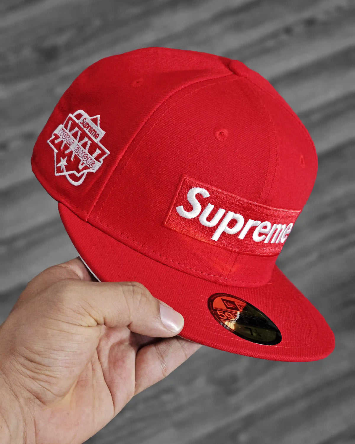 SUPREME EXCLUSIVE ROJO WORLD FAMOUS
