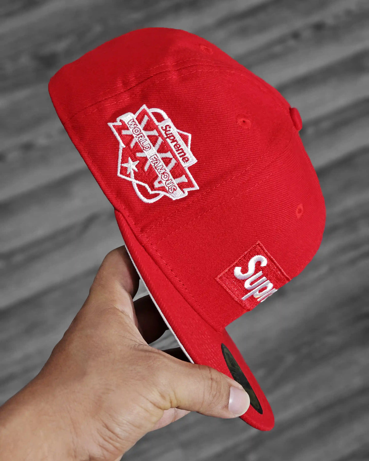 SUPREME EXCLUSIVE ROJO WORLD FAMOUS