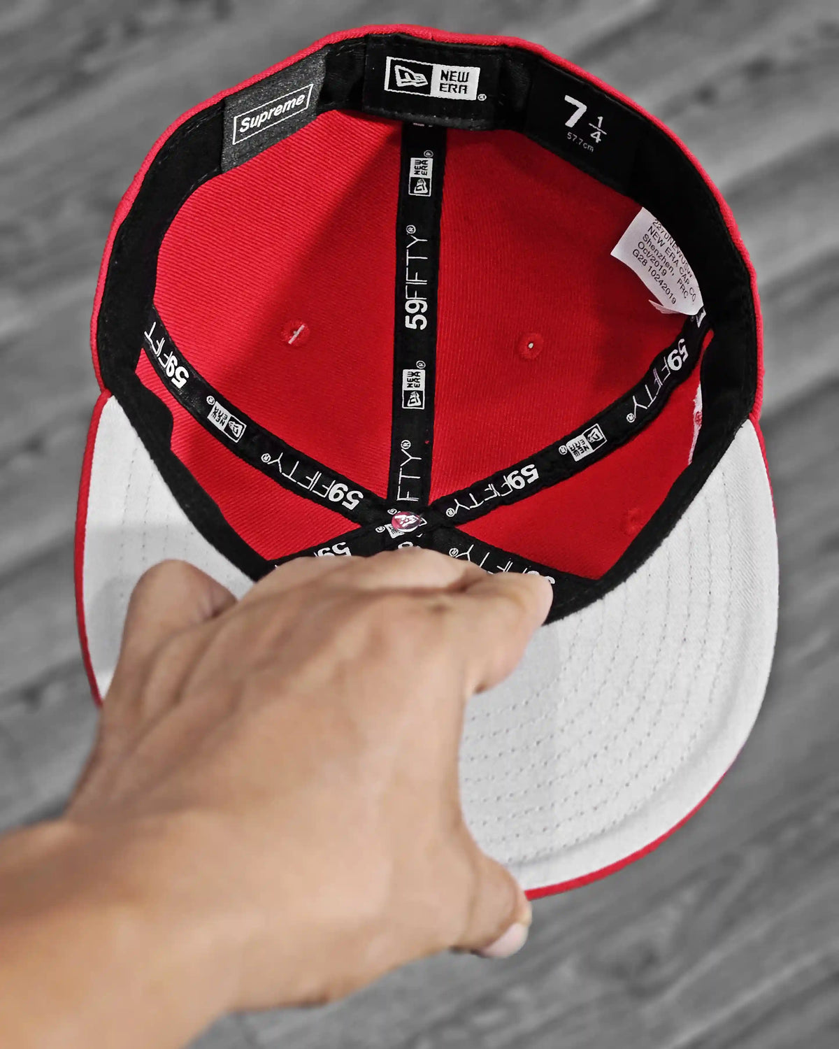 SUPREME EXCLUSIVE ROJO WORLD FAMOUS
