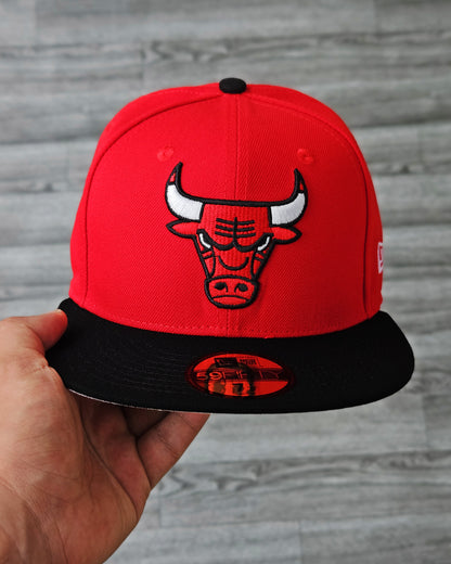 CHICAGO BULLS ROJO VISOR NEGRO