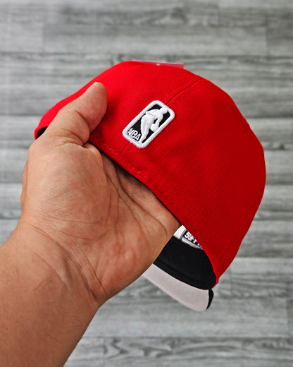 CHICAGO BULLS ROJO VISOR NEGRO