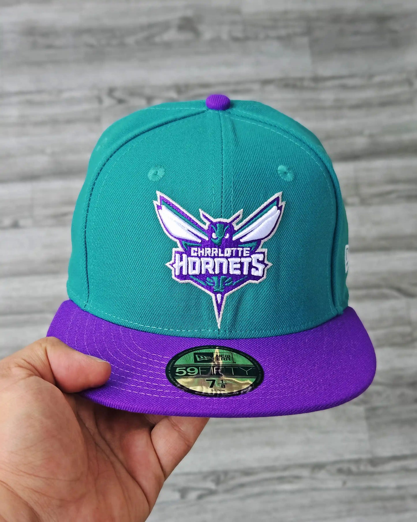 CHARLOTTE HORNETS TURQUESA OSCURO VISOR MORADO