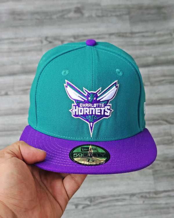 CHARLOTTE HORNETS TURQUESA OSCURO VISOR MORADO - vista alternativa