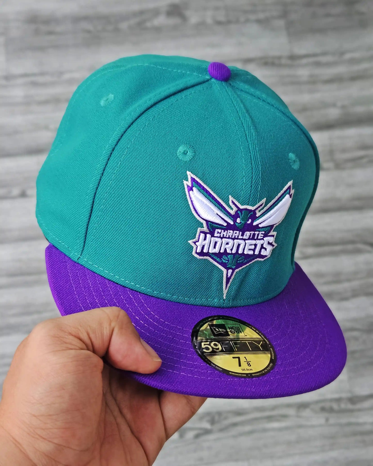 CHARLOTTE HORNETS TURQUESA OSCURO VISOR MORADO