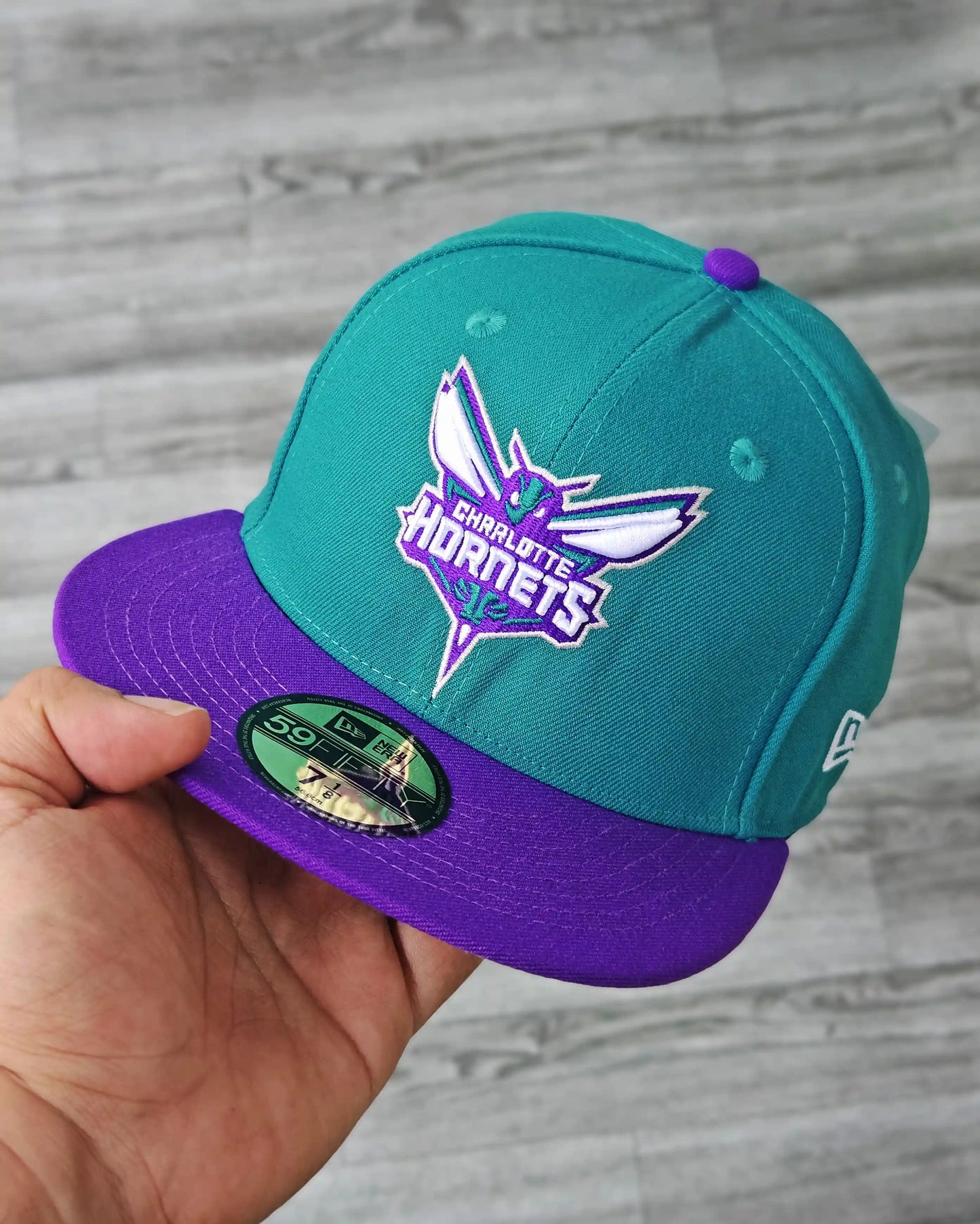CHARLOTTE HORNETS TURQUESA OSCURO VISOR MORADO
