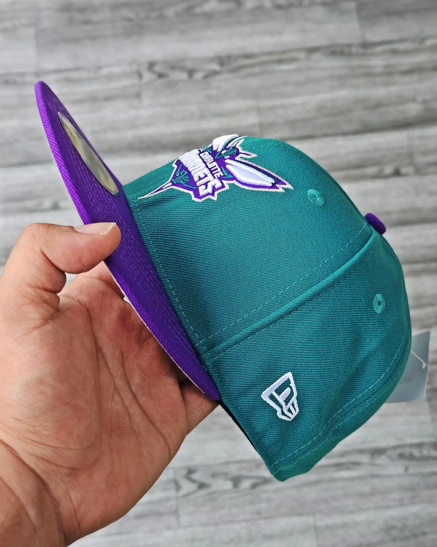 CHARLOTTE HORNETS TURQUESA OSCURO VISOR MORADO