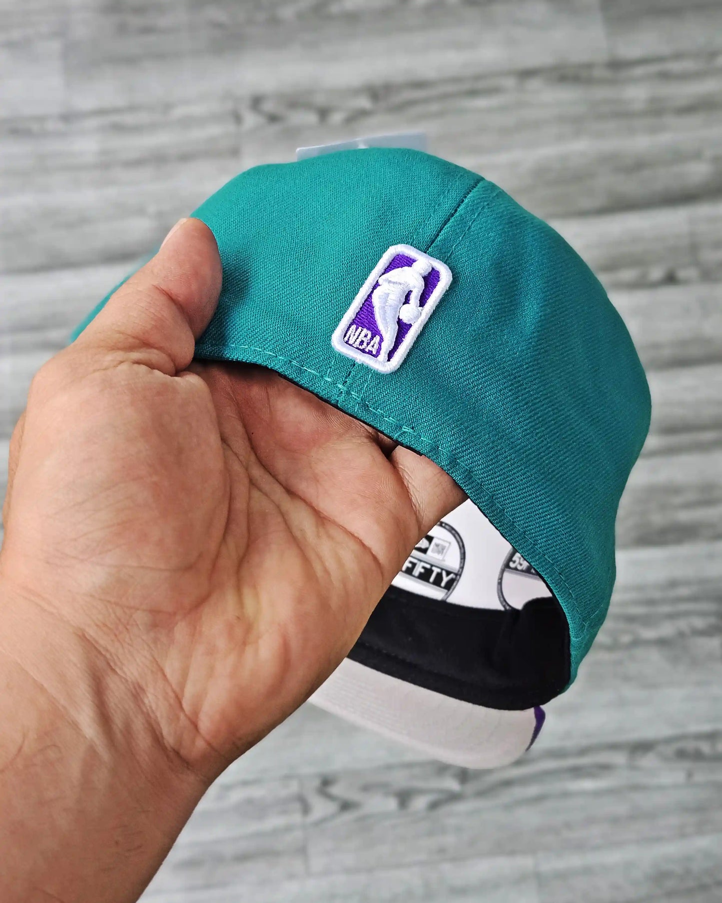CHARLOTTE HORNETS TURQUESA OSCURO VISOR MORADO
