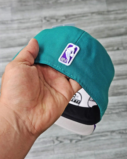 CHARLOTTE HORNETS TURQUESA OSCURO VISOR MORADO