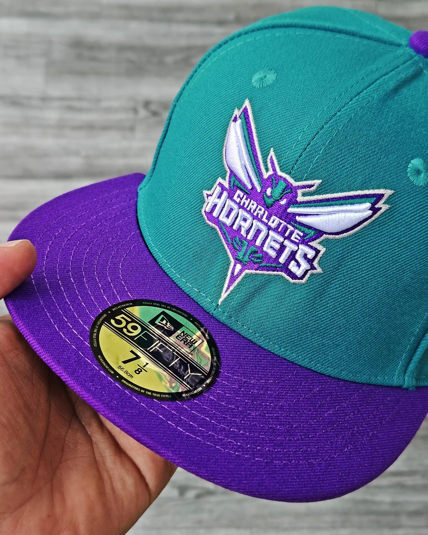 CHARLOTTE HORNETS TURQUESA OSCURO VISOR MORADO