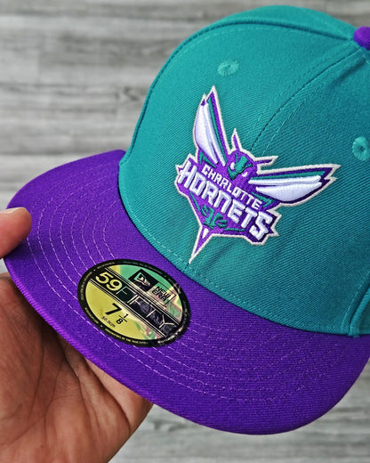 CHARLOTTE HORNETS TURQUESA OSCURO VISOR MORADO