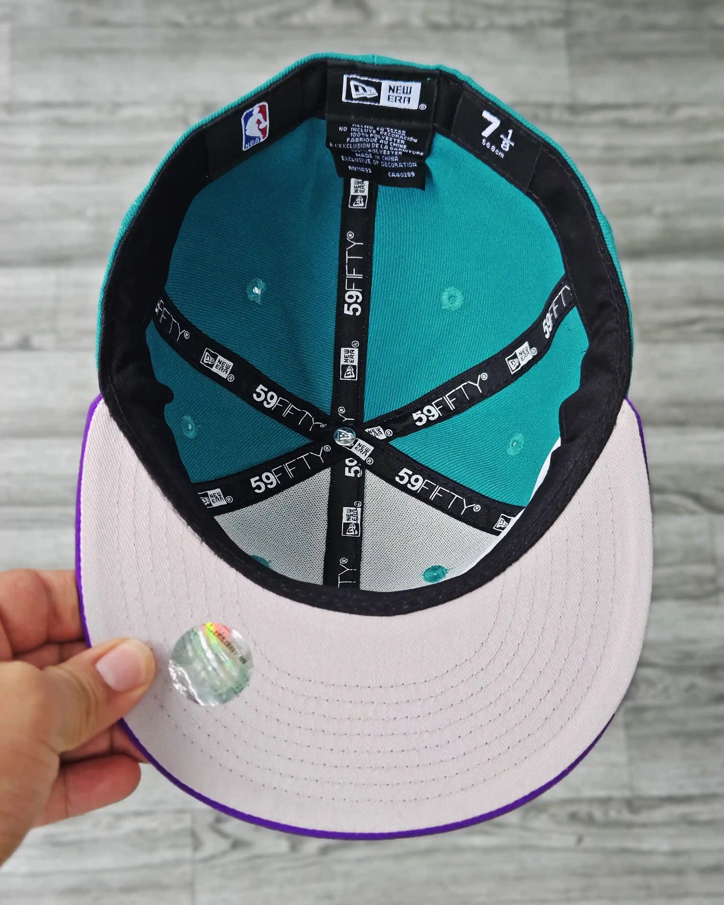 CHARLOTTE HORNETS TURQUESA OSCURO VISOR MORADO