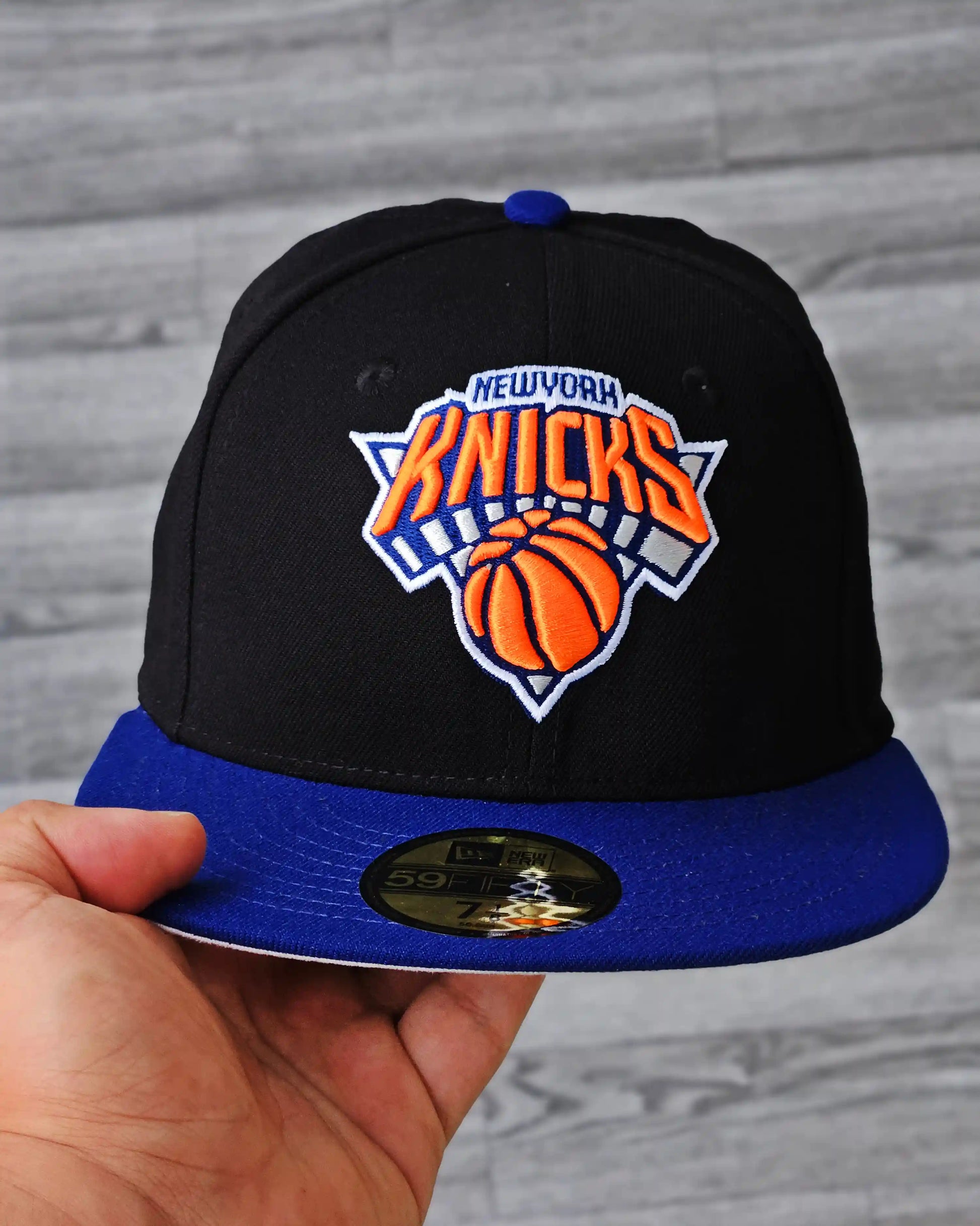 Gorra Cerrada NEW YORK KNICKS NEGRO VISOR AZUL – CloseCaption Store