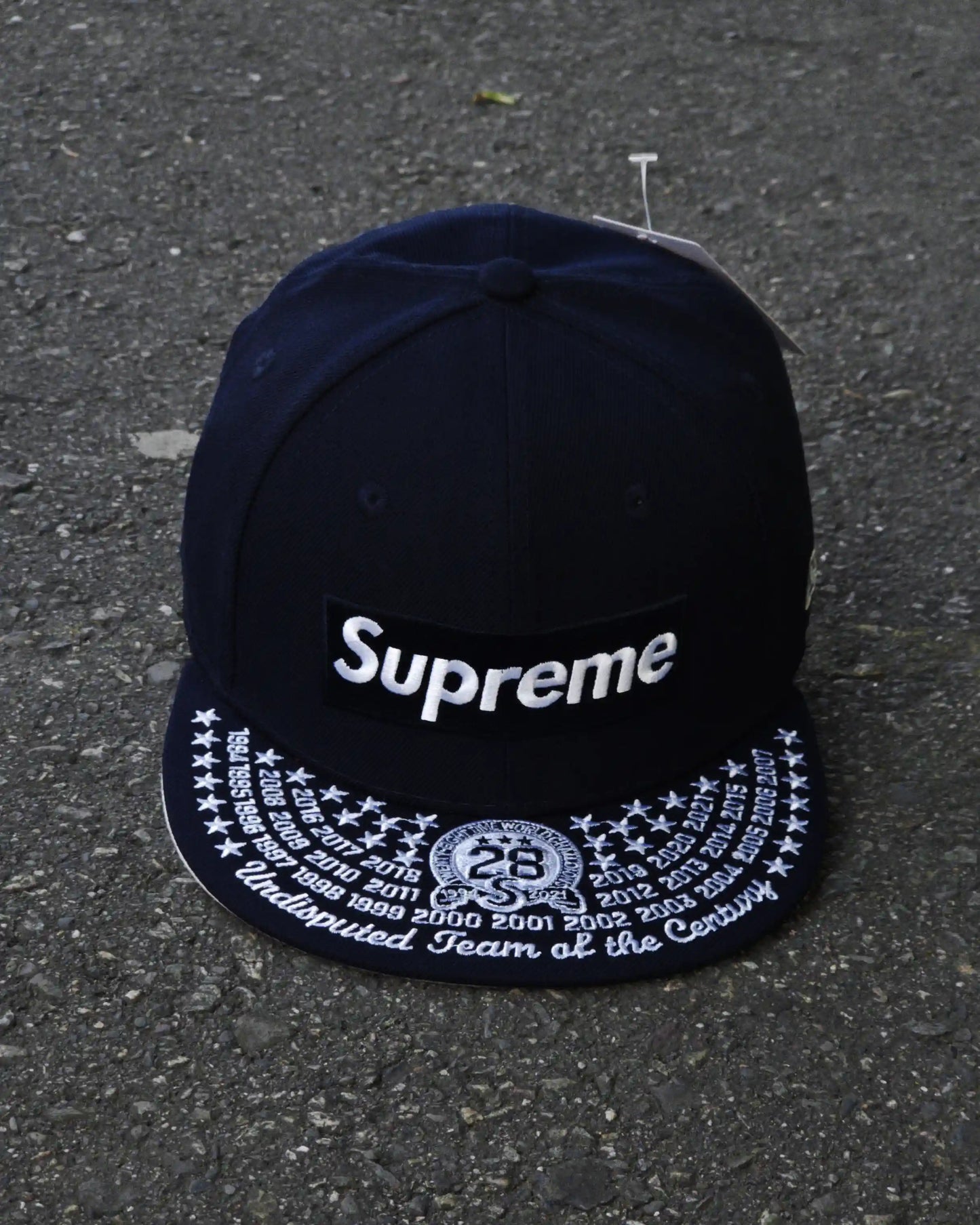 SUPREME EXCLUSIVE NAVY UNDISPUTED BOX LOGO