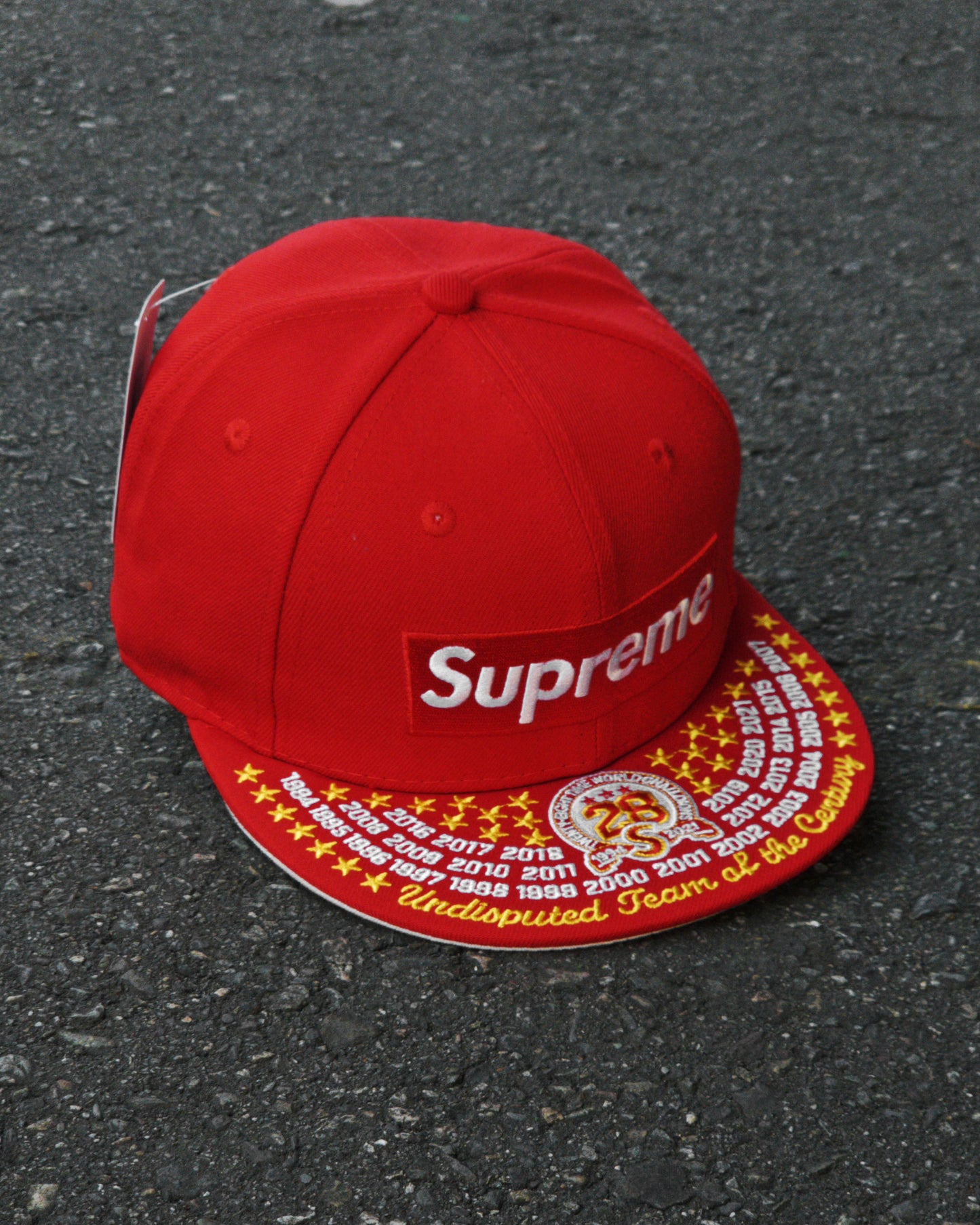 SUPREME EXCLUSIVE ROJO UNDISPUTED BOX LOGO