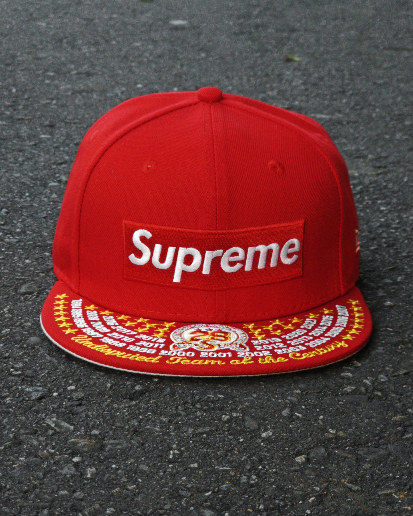 SUPREME EXCLUSIVE ROJO UNDISPUTED BOX LOGO