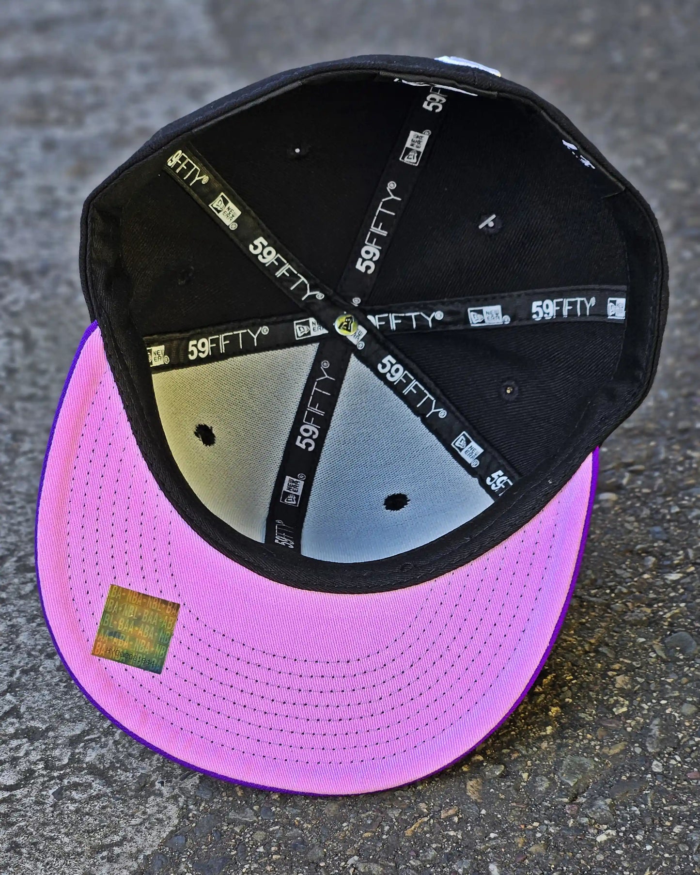 LOS ANGELES LAKERS NEGRO VISOR MORADO