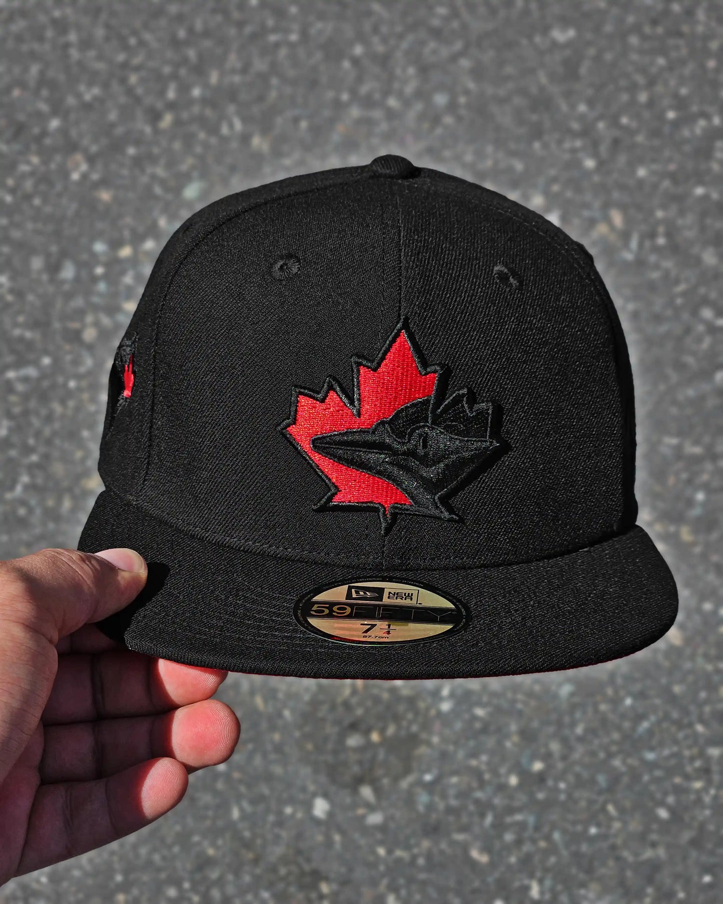 TORONTO BLUE JAYS NEGRO BLACKOUT VISOR ROJO