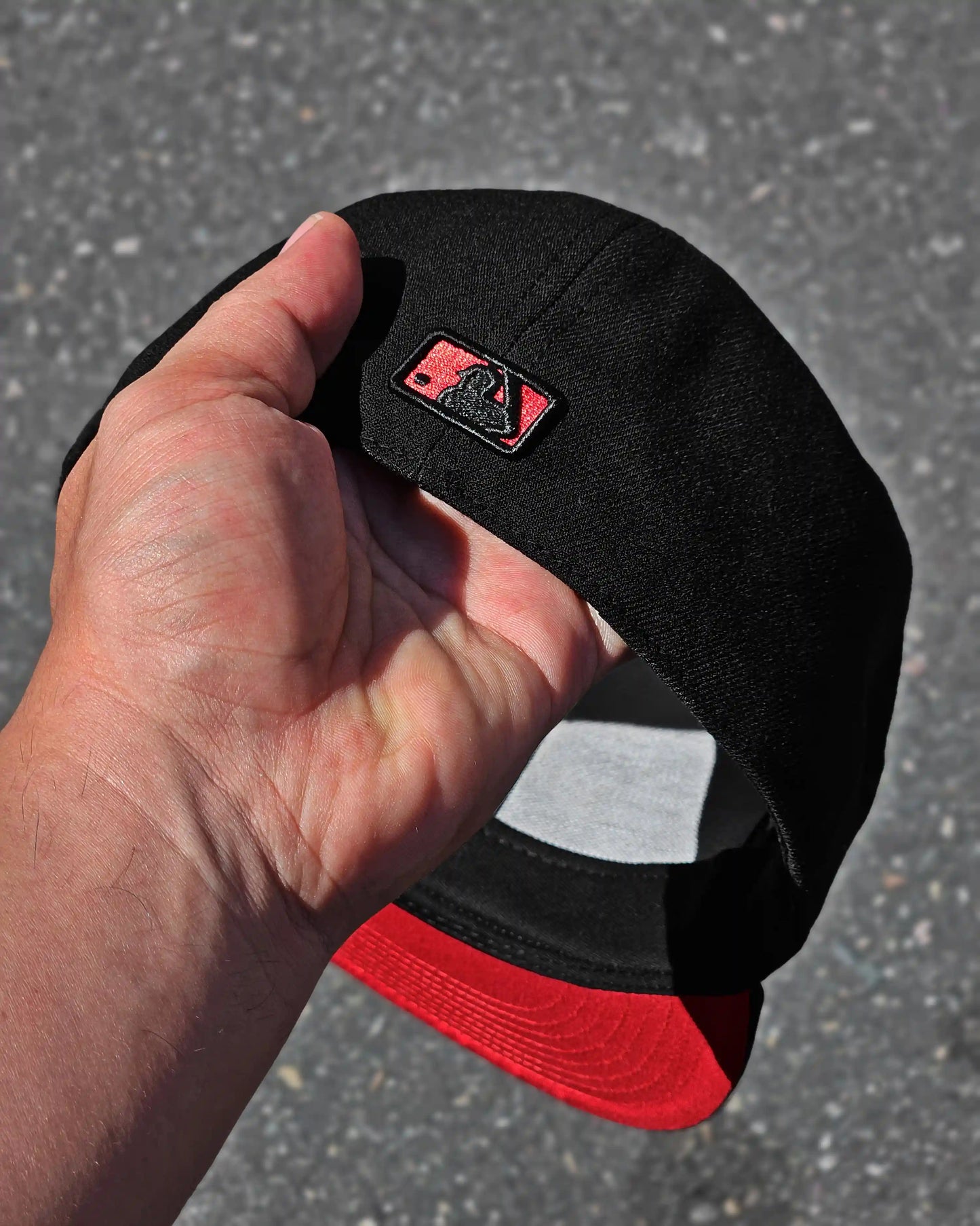 TORONTO BLUE JAYS NEGRO BLACKOUT VISOR ROJO