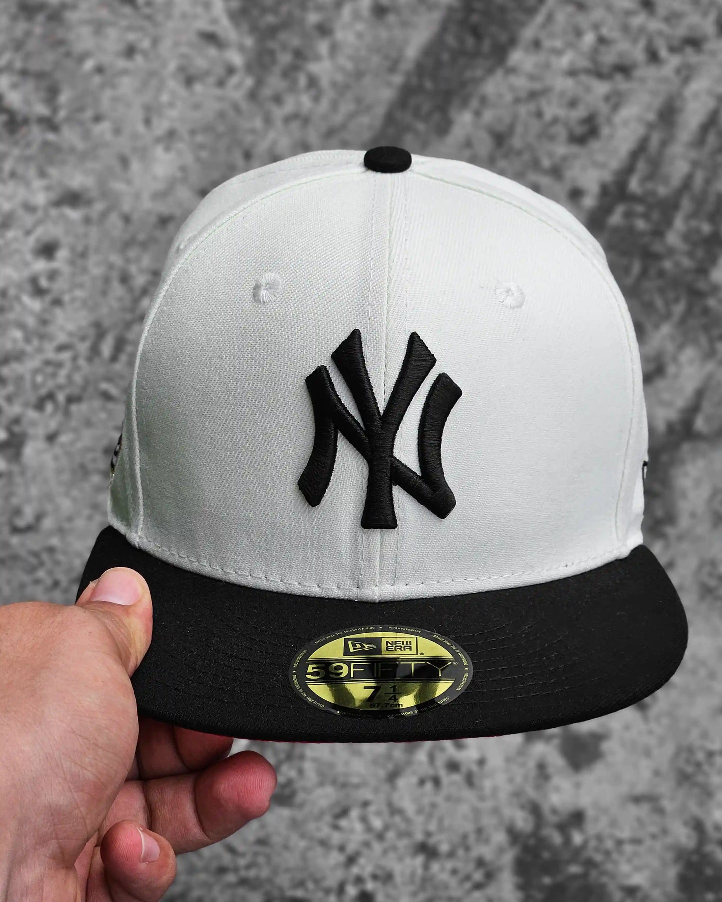 NEW YORK YANKEES BEIGE SUBWAY SERIES 2000 VISOR NEGRO UV ROJO