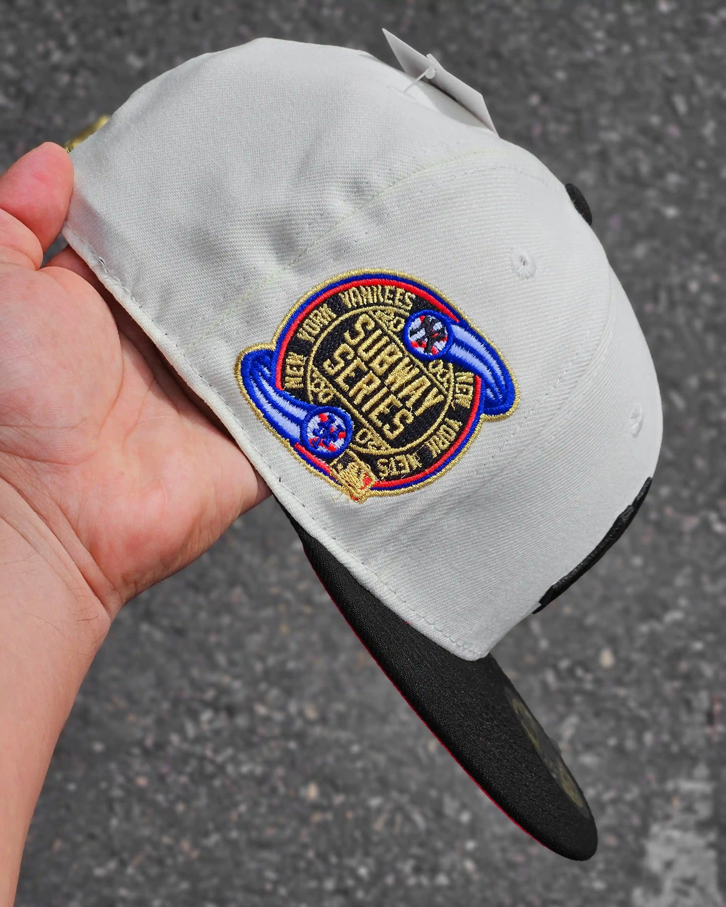 NEW YORK YANKEES BEIGE SUBWAY SERIES 2000 VISOR NEGRO UV ROJO